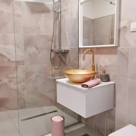 Litore アパート プーラ